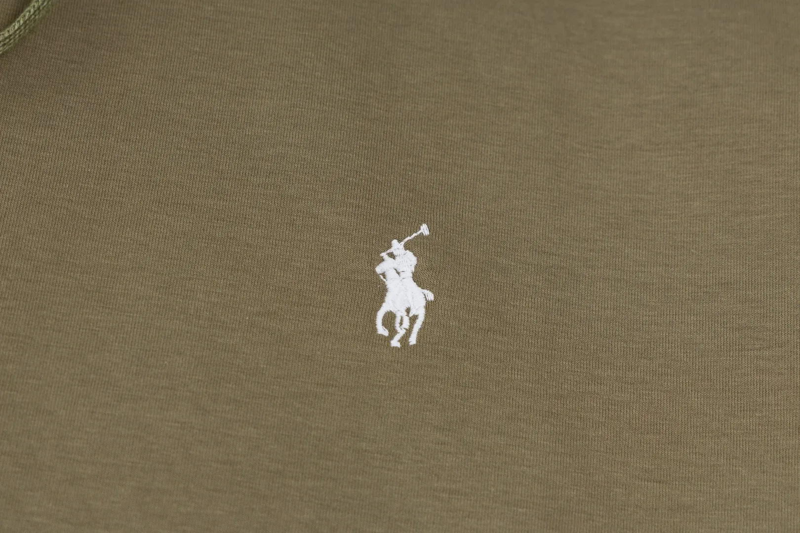 P236 #R95 Ralph Lauren/Ralph Lauren Twelve Color Pony🐎 Embroidered zipper cardigan jacket hooded sweatshirt This hooded sweatshirt is decorated with a simple style that represents Ralph Lauren. It is paired with a pony embroidery pattern, which is three-dimensional and full! The solid color fabric paired with exquisite embroidery instantly sets it off! Hooded sports design, loose and casual fit! The overall texture is very strong! Through the pictures, we can feel the thickness and texture of custom-woven and dyed threads. The workmanship is exquisite. They are shipped from major foreign trade factories. They are all made by masters with many years of experience. Everything is of high standards and requirements! Simple and versatile style ~ super delicate and soft, close to the body without being tied, all fabrics and accessories are original custom-made and of high quality! Perfectly reflects the brand’s sense of superiority! Standard cut, comfortable stretch, unrestricted movement! Highly practical, high-end and classy! Versatile style ~ can be paired with jeans or jogging pants. Ideal for transitioning from your morning commute to weekend events!  Color: Black with red label Black with white label Khaki Navy blue with red label Navy blue with white label White Light gray Dark gray Burgundy Army green Light blue Pink Size: S M L